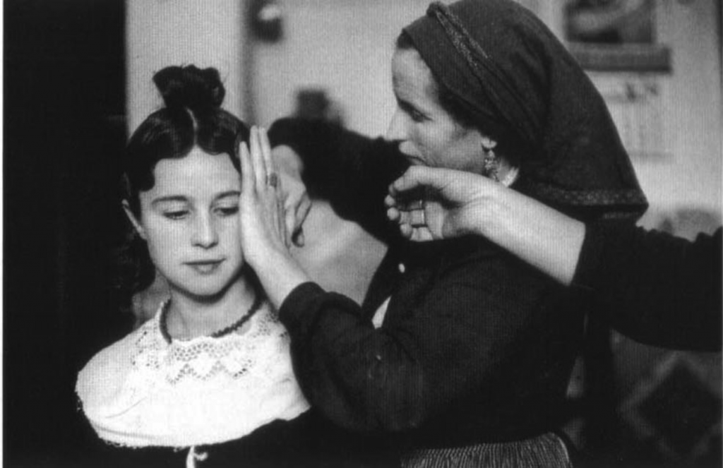 Inge Morath, Bridesmaid's hairdo, 1955