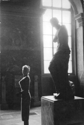 Marilyn SILVESTONE, Paris (Jayne Mansfield posing in front  of the Venus de Milo statue in the Louvre Museum), 1956c